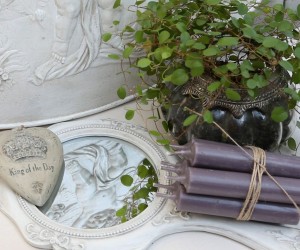 brugskunst med bedelys og blomster