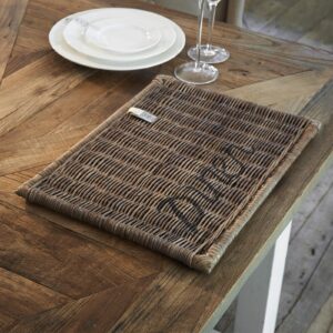 Dækkeserviet - Rustic rattan placemat diner