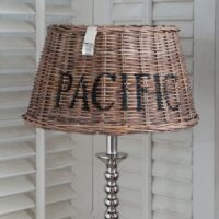 Lampeskærm i rattan m. skrift BESTILLINGSVARER Lampeskærm i rattan m. skrift BESTILLINGSVARER