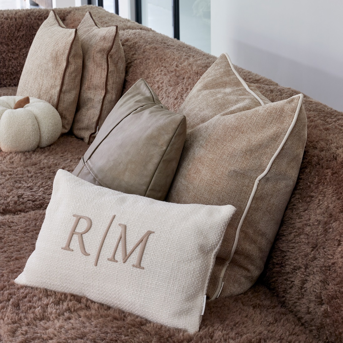 Pude - RM Monogram Aveiro Pillow 60x60 cm Pude - RM Monogram Aveiro Pillow 60x60 cm